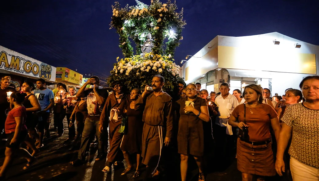 Fiéis carregam imagem de São Francisco de Assis