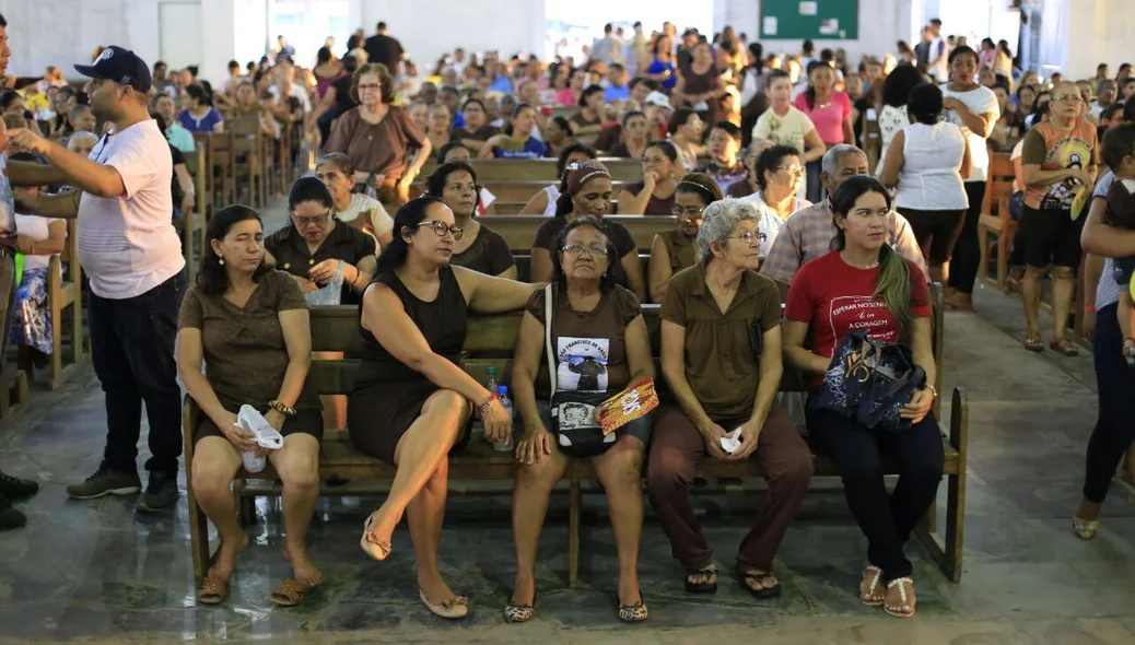 Fiéis no santuário aguardando a missa