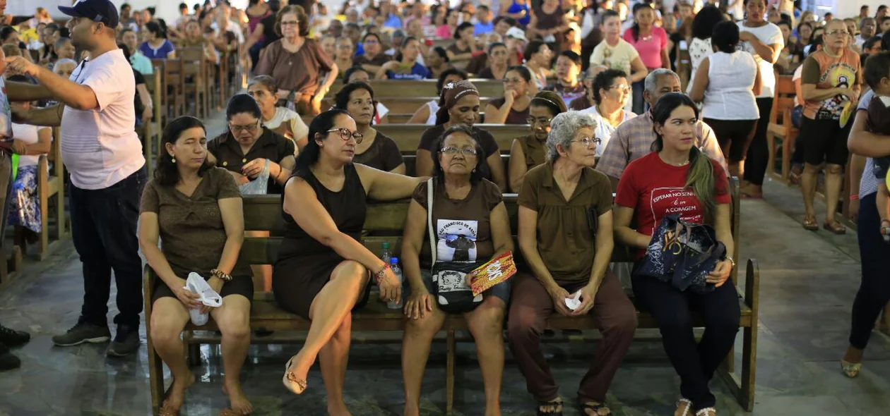 Fiéis no santuário aguardando a missa