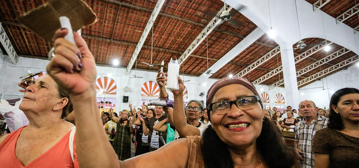 Fiéis no santuário