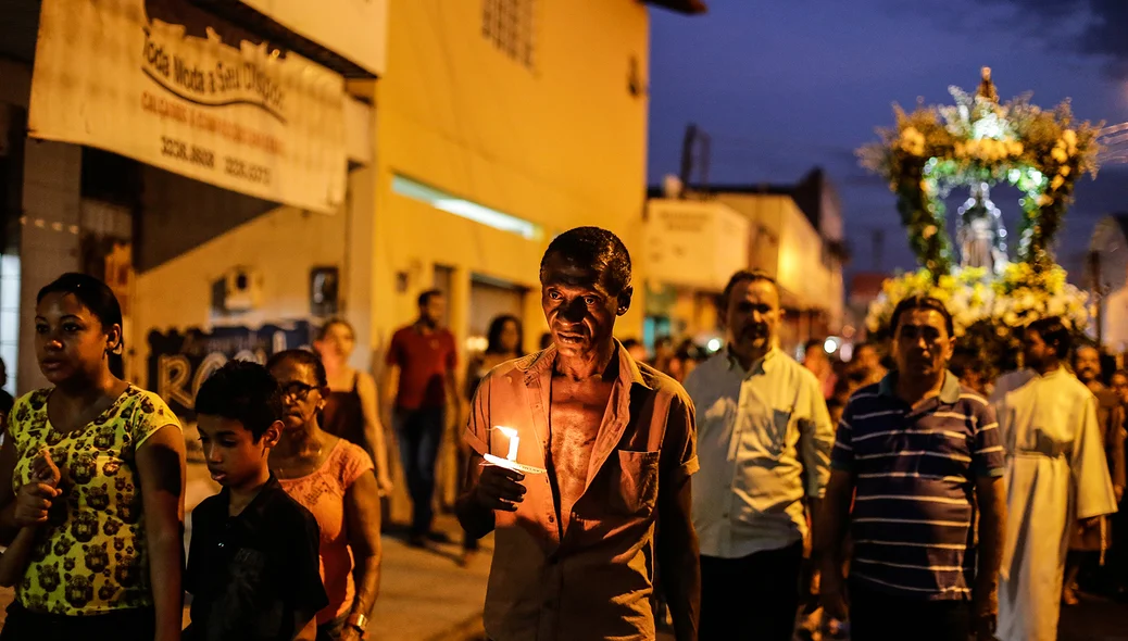 Fiéis percorrem as ruas do Dirceu em procissão
