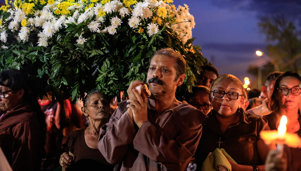 Fiéis se vestem como São Francisco