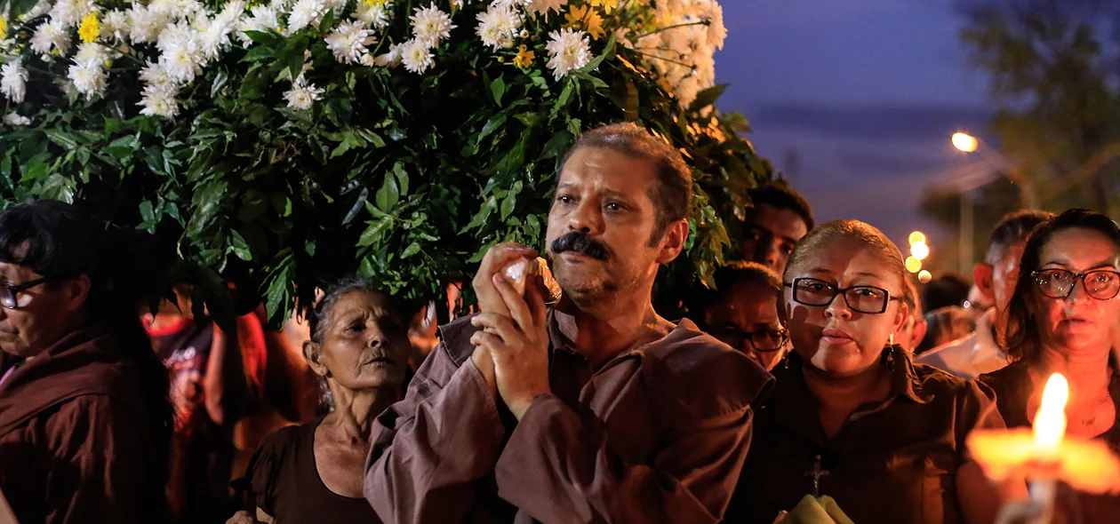 Fiéis se vestem como São Francisco