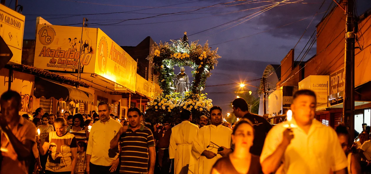 Procissão percorreu a avenida Joaquim Nelson no Dirceu até o Santuário