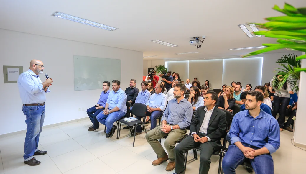 Italo Joffily apresentando falando sobre a águas de Teresina