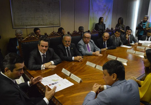 Ministro com governador, senador, deputados e secretário