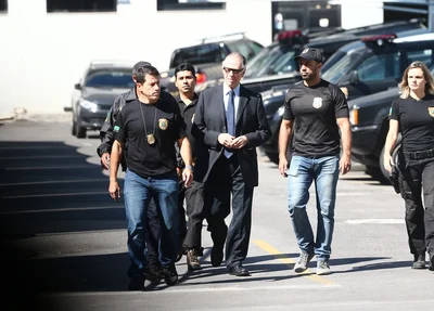 O presidente do Comitê Olímpico do Brasil (COB), Carlos Arthur Nuzman, é conduzido por policiais 