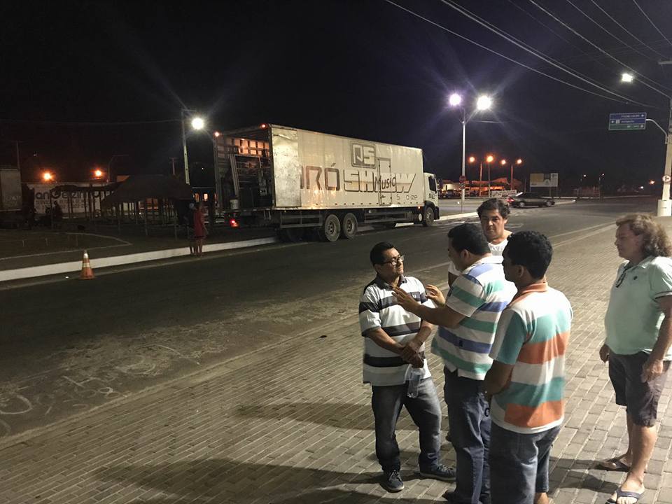 Mão Santa tenta impedir montagem do palco para festa de aniversário de Samarone
