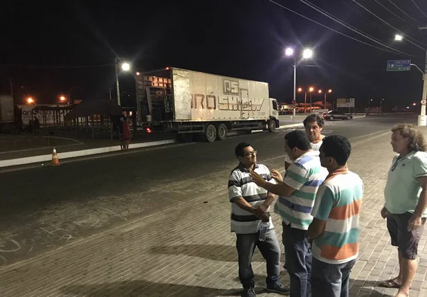 Mão Santa tenta impedir montagem do palco para festa de aniversário de Samarone