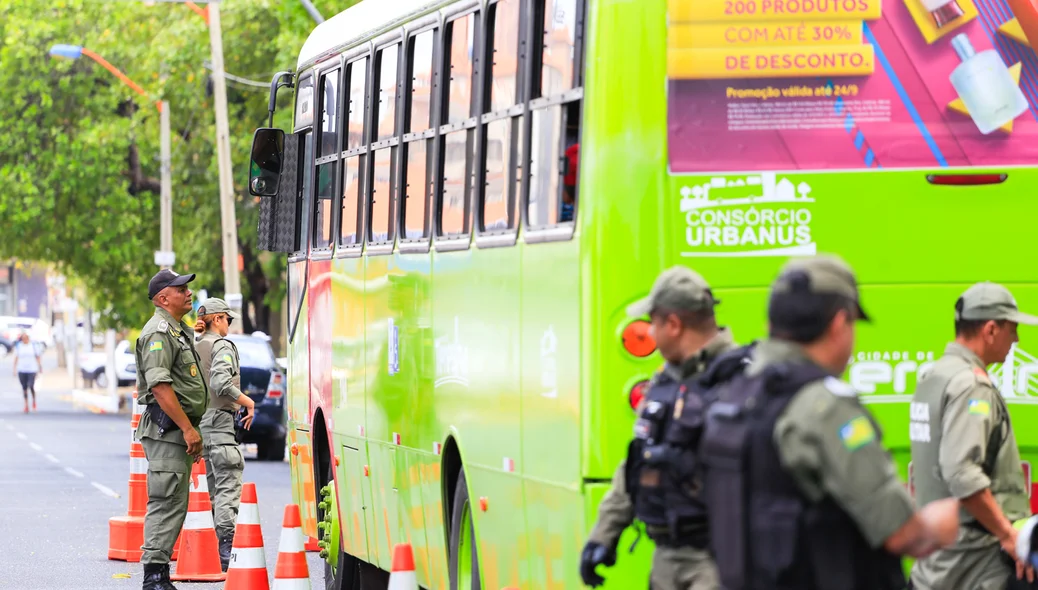 Policiais fiscalizam ônibus durante a blitz
