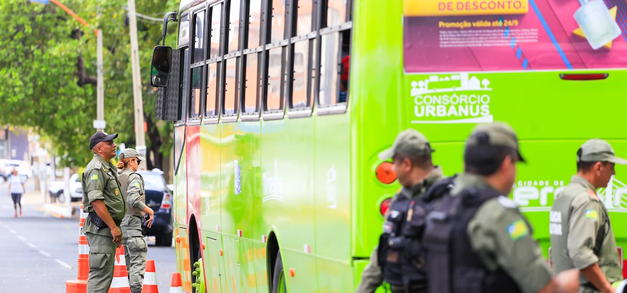 Policiais fiscalizam ônibus durante a blitz