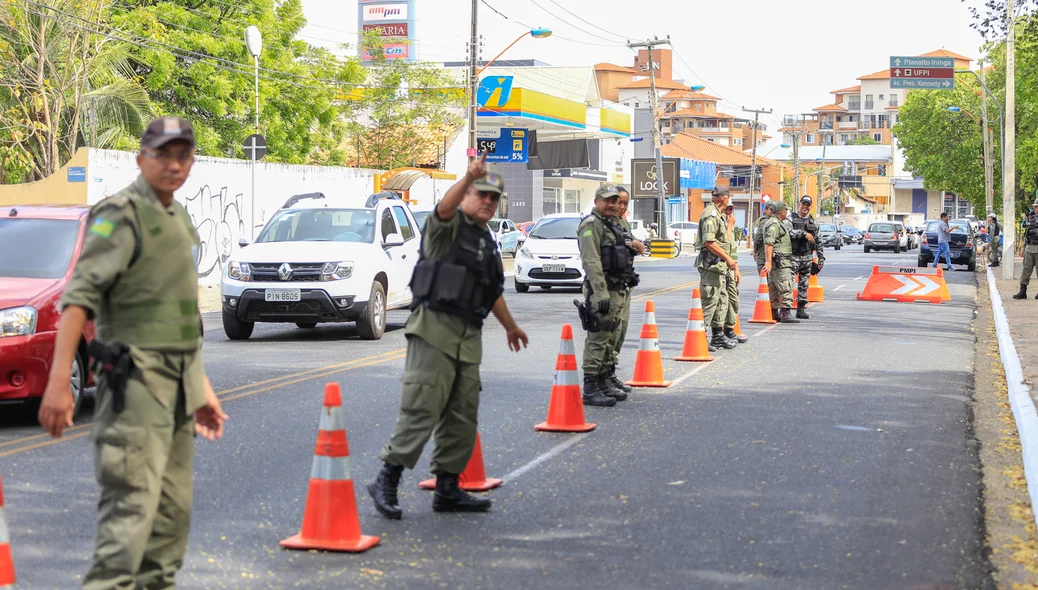 Policiais que participaram da blitz