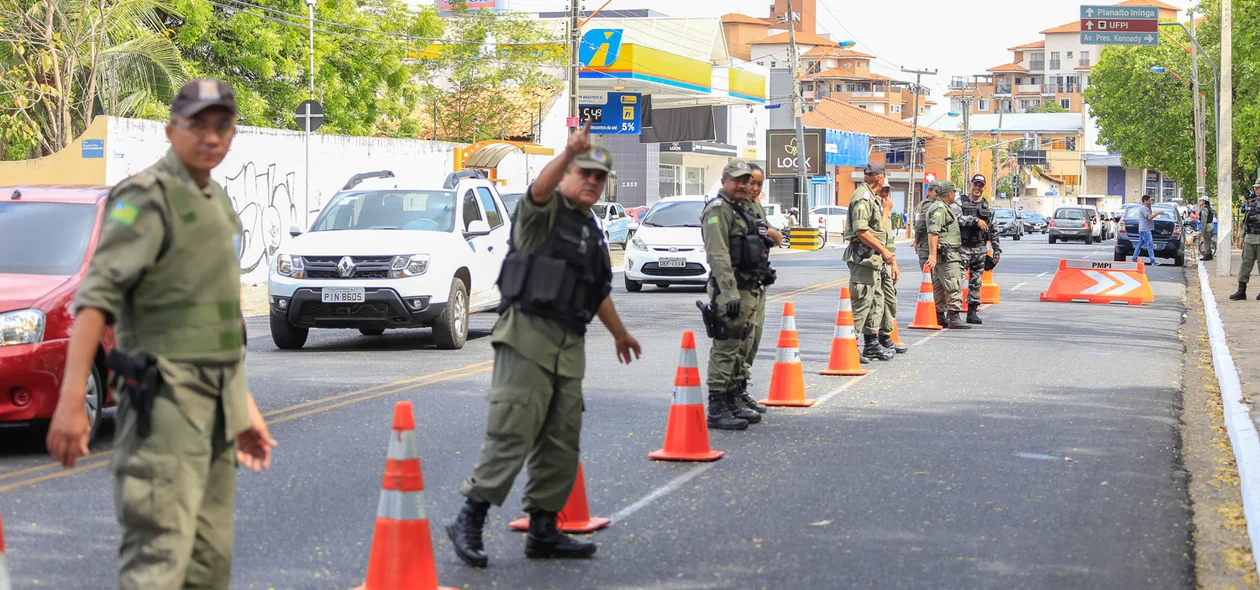 Policiais que participaram da blitz