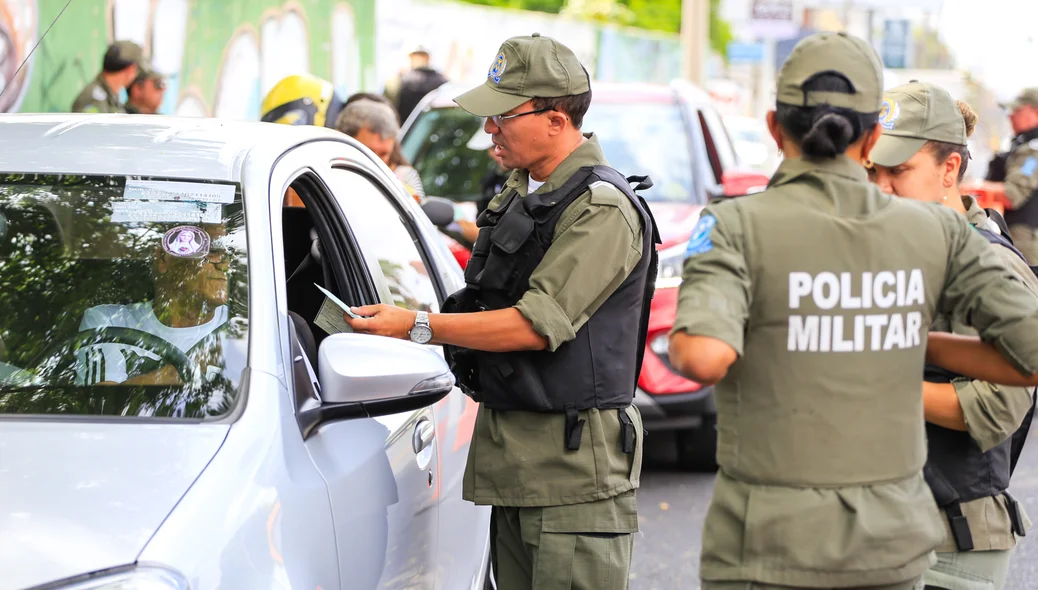 Policial conferindo o documento do veículo