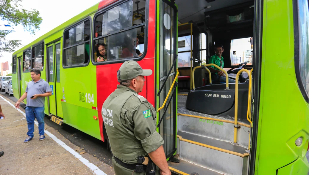 Policial fiscalizando no ônibus