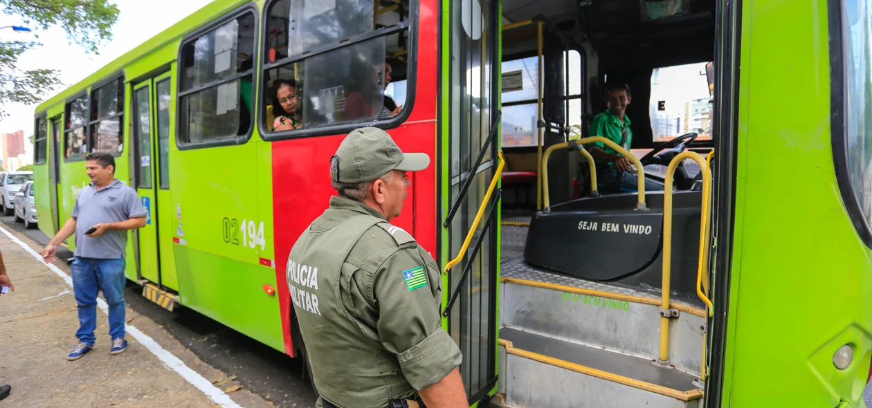 Policial fiscalizando no ônibus