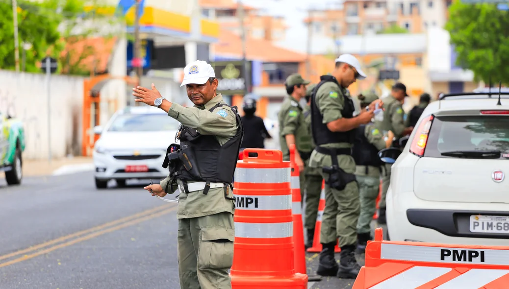 Policial organizando a blitz