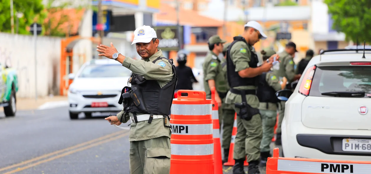 Policial organizando a blitz