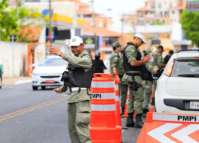 Policial organizando a blitz