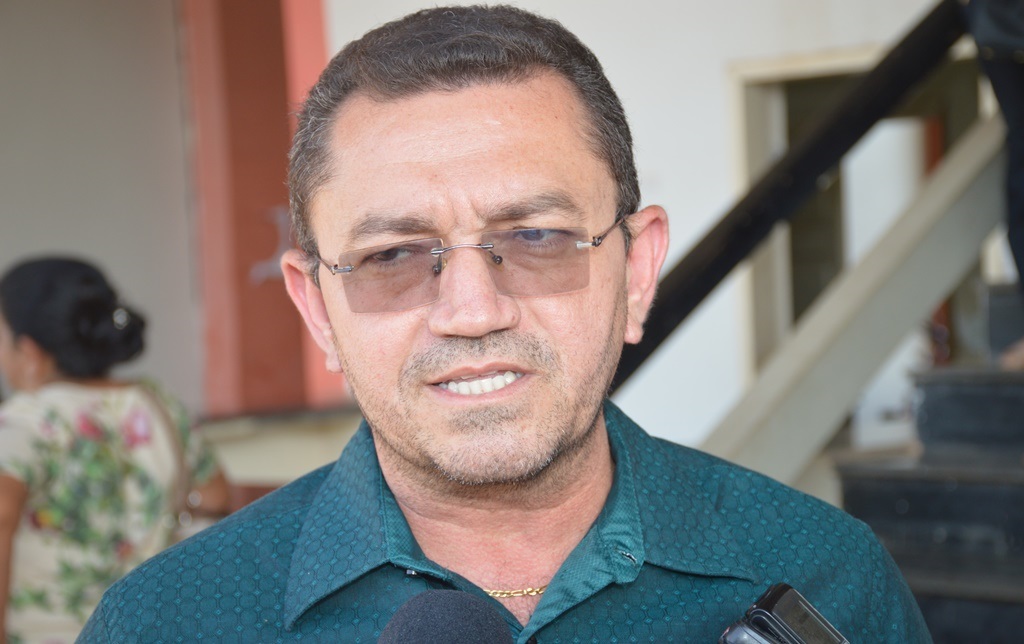 Padre Walmir dispensa servidores sem pagar salários atrasados