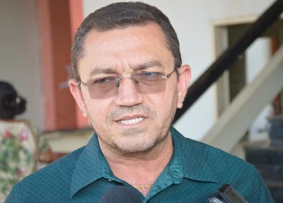 Padre Walmir dispensa servidores sem pagar salários atrasados
