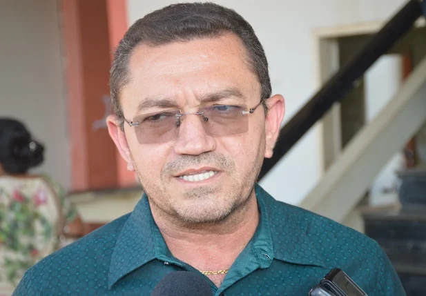 Padre Walmir dispensa servidores sem pagar salários atrasados