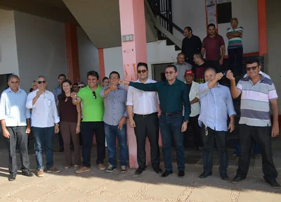 Prefeito e vice recebem as chaves dos tratores