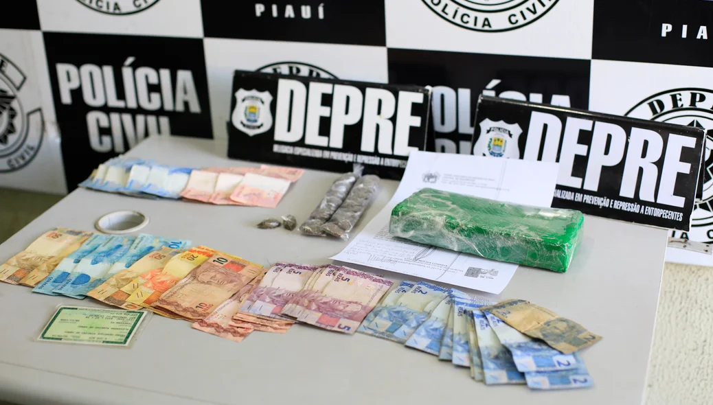 Dinheiro e droga apreendidos pela Depre