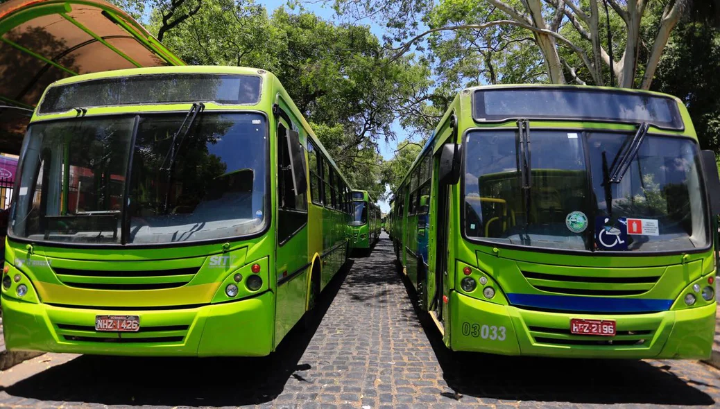 Ônibus parados na Praça Saraiva