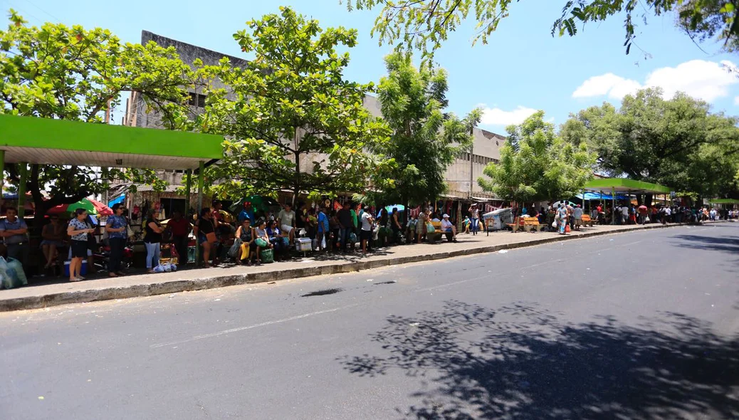 Paradas de ônibus lotadas