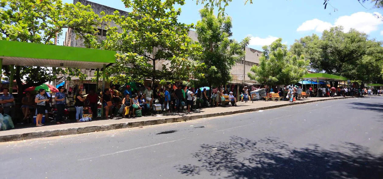 Paradas de ônibus lotadas
