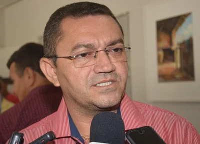 Prefeito de Picos exonera 39 servidores comissionados