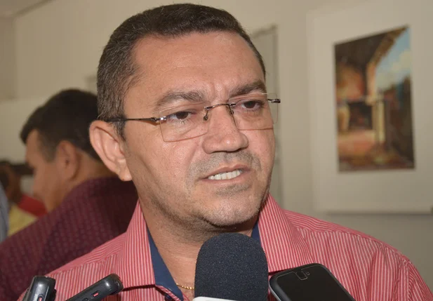 Prefeito de Picos exonera 39 servidores comissionados