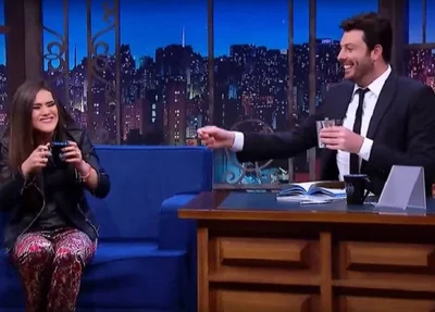 Maisa Silva toma vodka no programa de Danilo Gentili