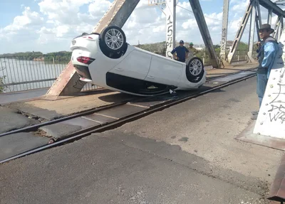 Mulher capota carro na ponte metálica