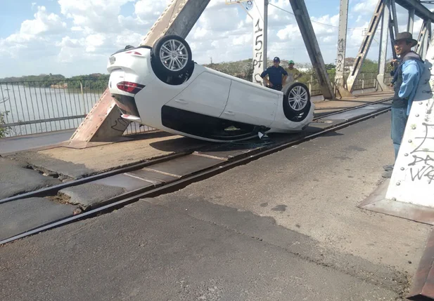 Mulher capota carro na ponte metálica