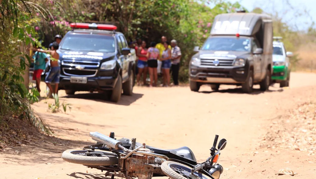 Bandidos abandonam a motocicleta após tiros