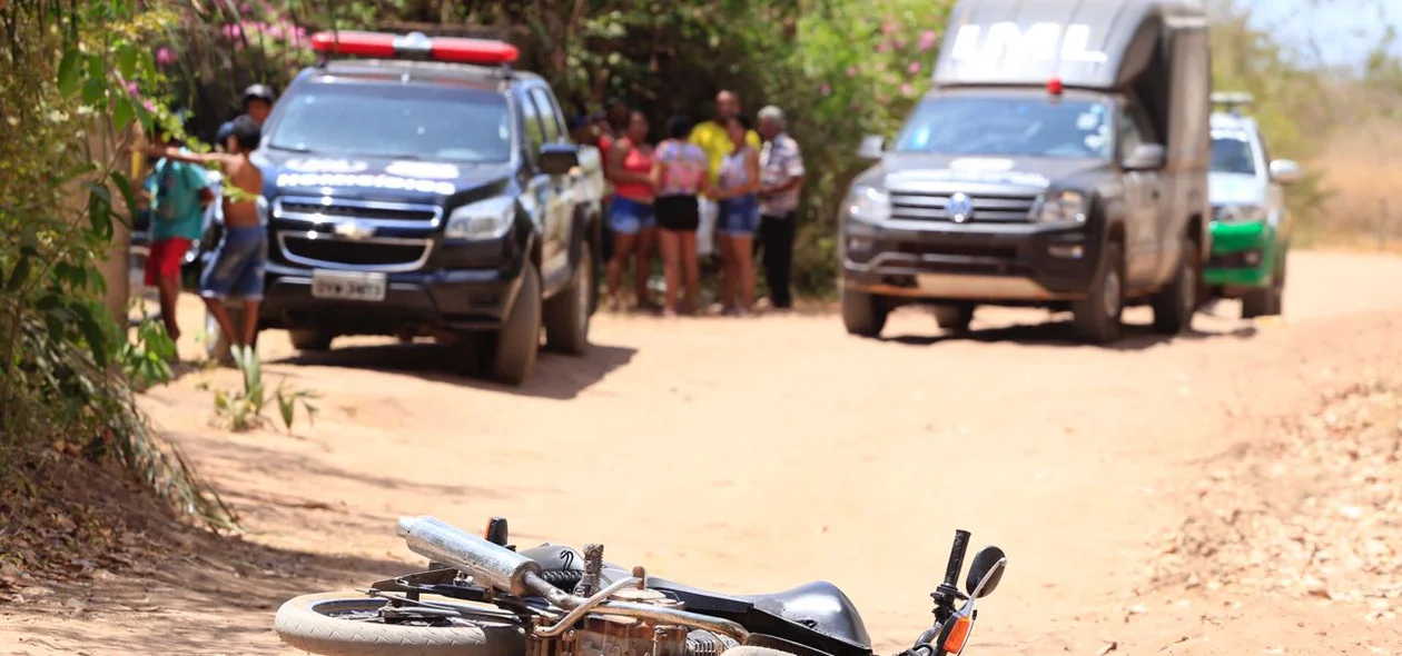 Bandidos abandonam a motocicleta após tiros