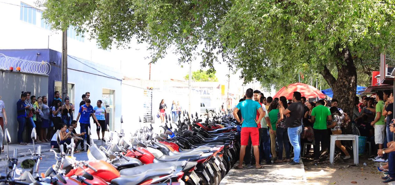 Manifestações acontecem nas sedes da empresa no bairro Dirceu e São Pedro