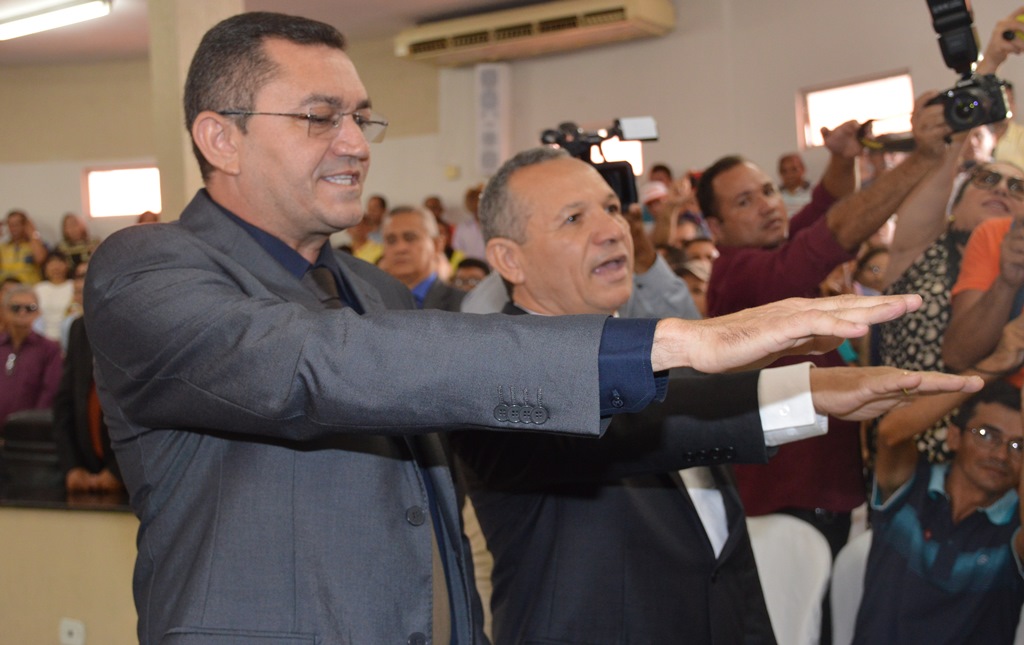 Padre Walmir e Edilson Carvalho prestam juramento