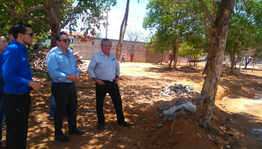 Secretário visita obras 