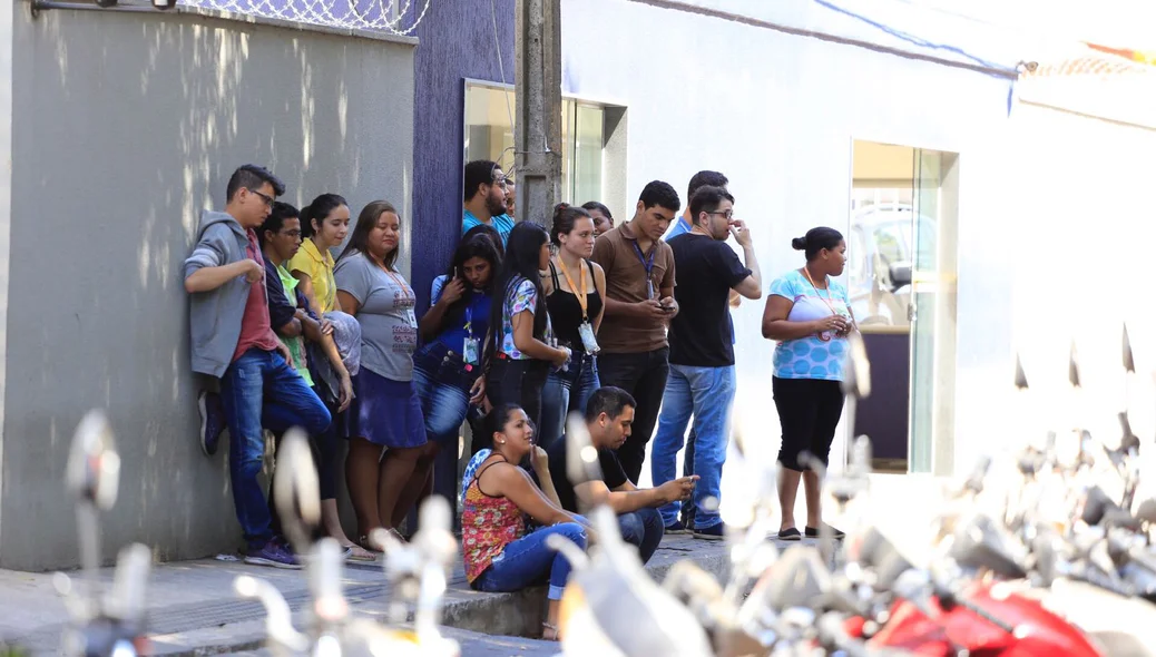 Trabalhadores e ex-trabalhadores da AlvavivA se manifestam em frente a empresa