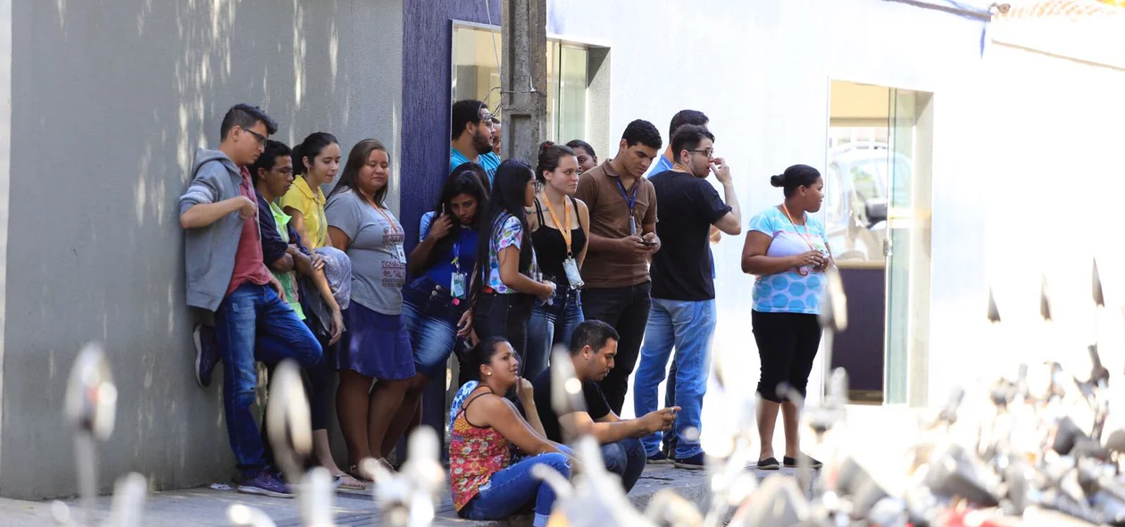 Trabalhadores e ex-trabalhadores da AlvavivA se manifestam em frente a empresa
