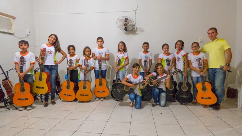 Apresentação de violão ao público