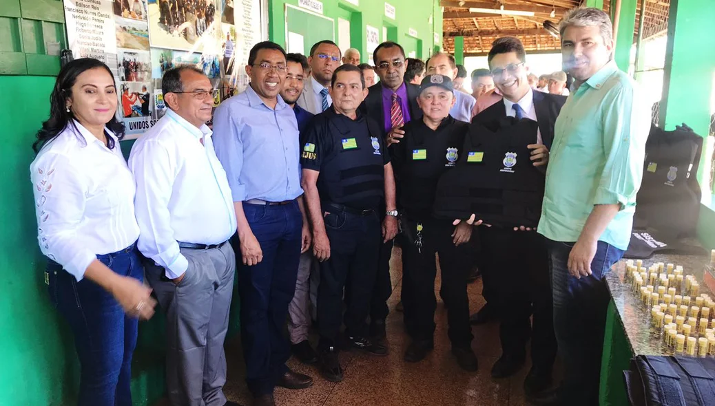 Autoridades participaram da visita ao presídio de Floriano