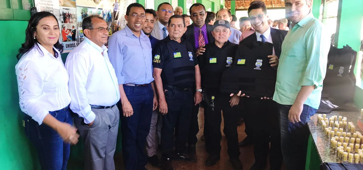 Autoridades participaram da visita ao presídio de Floriano