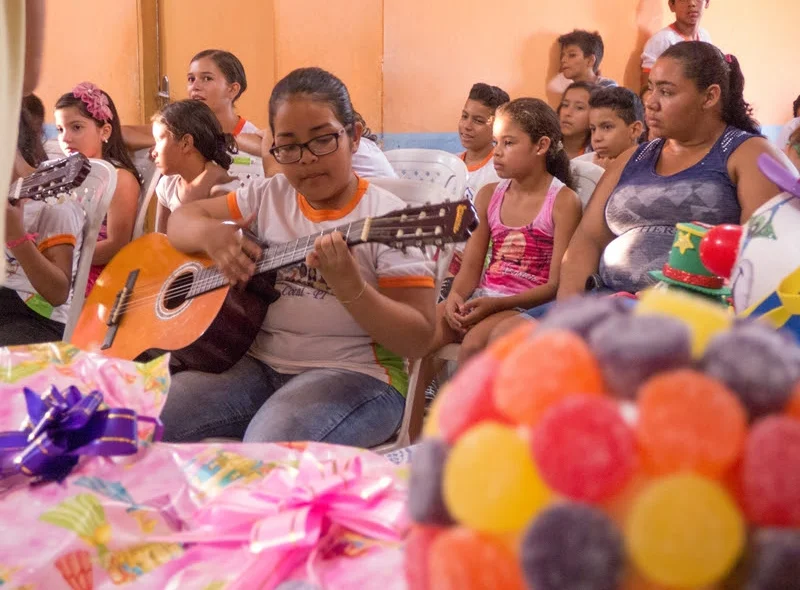 Criança tocando violão