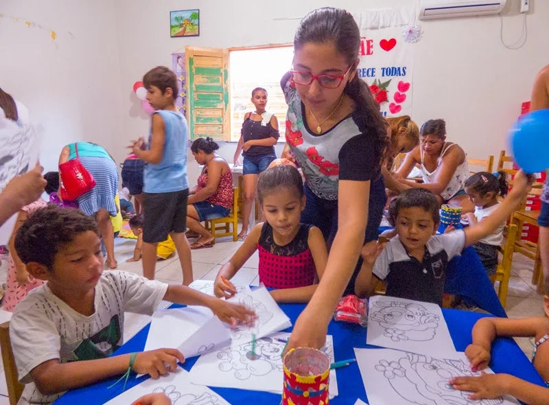 Crianças pintando