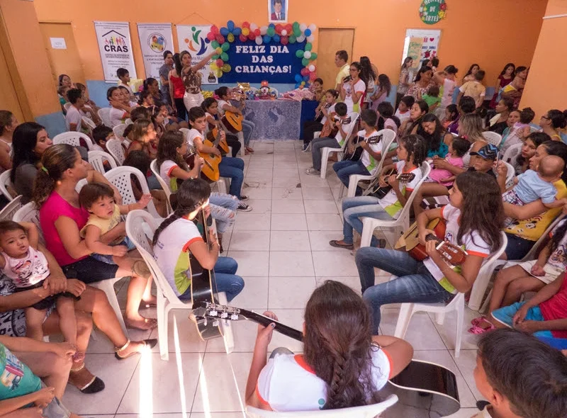 Crianças tocando violão