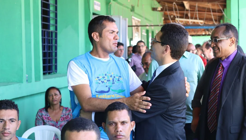 Daniel Oliveira cumprimenta detento